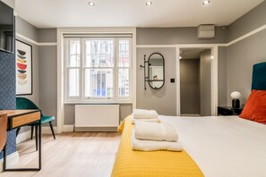 King Room - Lower Ground | Individually decorated, individually furnished, iron/ironing board - Bob W London Earl's Court -Warwick Road (London)