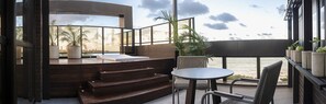 Presidential-Doppelzimmer, Terrasse, Meerblick | Hochwertige Bettwaren, Minibar, Zimmersafe, individuell dekoriert