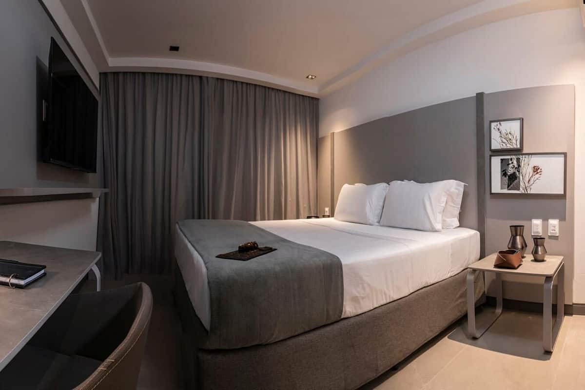 Ropa de cama de alta calidad, minibar, caja fuerte y escritorio