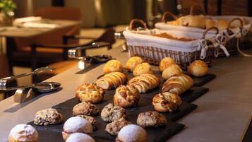 Free daily buffet breakfast