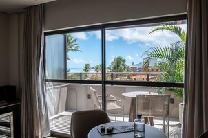 Quarto casal luxo, 1 cama King, varanda, vista para o mar | Vista do quarto