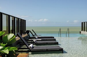 Piscina externa, funciona das 8h às 22h, guarda-sóis, espreguiçadeiras