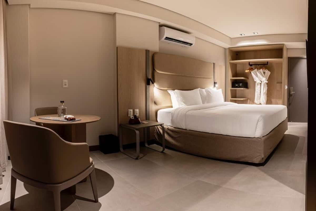 Ropa de cama de alta calidad, minibar, caja fuerte y escritorio
