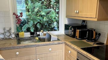 雪櫃、微波爐、焗爐、電熱水壺