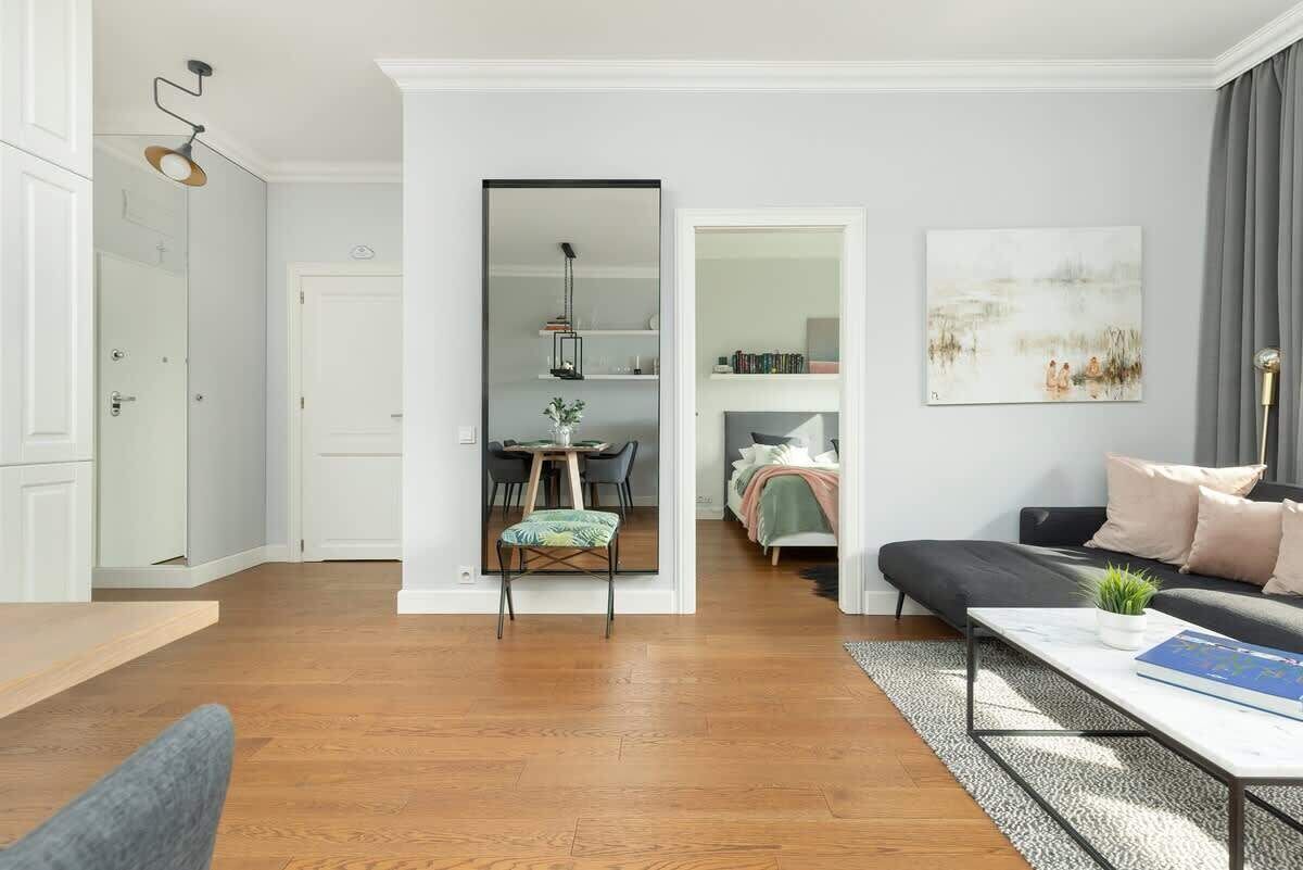 1 dormitorio, tabla de planchar con plancha, ropa de cama