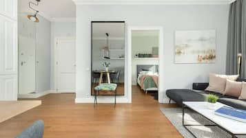 1 dormitorio, tabla de planchar con plancha, ropa de cama