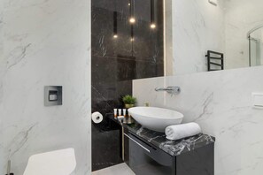 Shower, hair dryer, towels - Cozy Studio Apartment | Near City Centre | Cracow (Kraków)