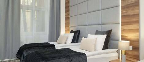 Tabla de planchar con plancha, wifi y ropa de cama