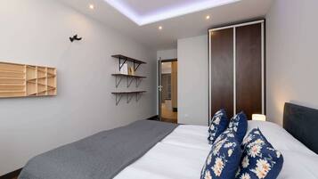 2 bedrooms, desk, iron/ironing board, WiFi