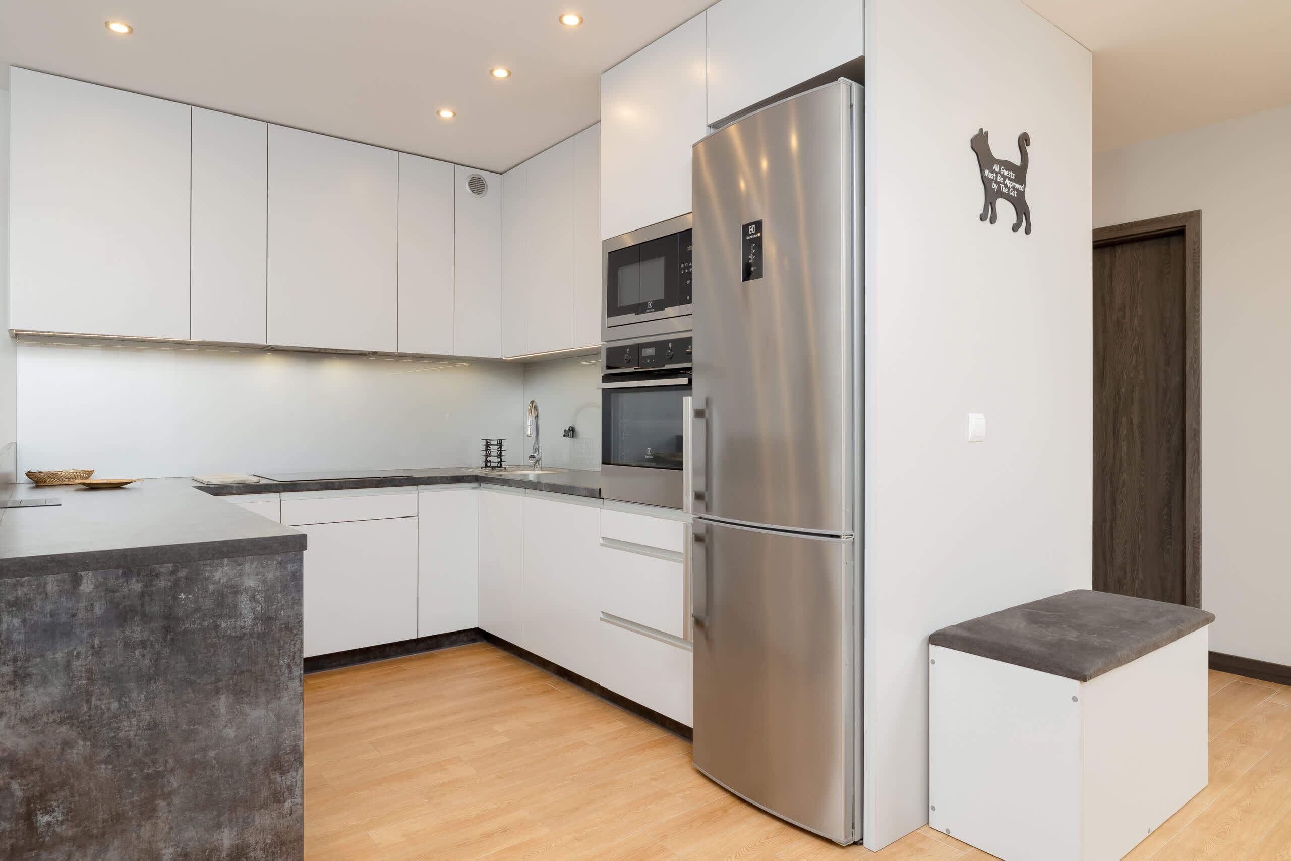 Jääkaappi, mikroaaltouuni, uuni, liesi