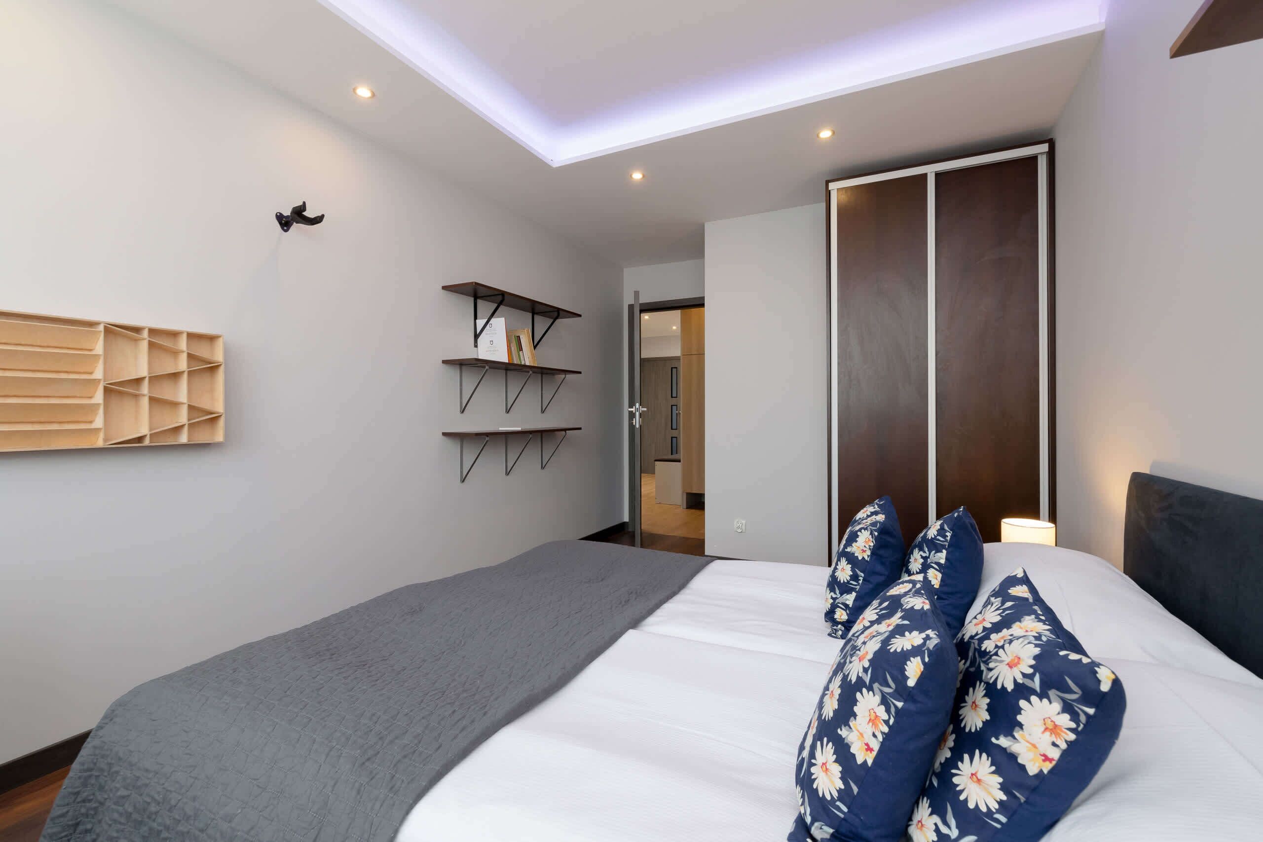 2 bedrooms, desk, iron/ironing board, WiFi