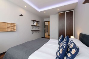 2 soverom, skrivebord, strykejern/-brett og wi-fi