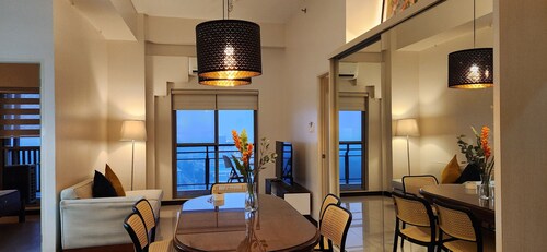 Penthouse 2BR Wi-Fi Pool Nr Golf Airport Fort BGC
