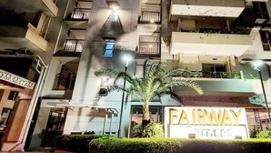 Un edificio a più piani con un cartello all'ingresso che riporta la scritta 'FAIRWAY ATTACKES'.