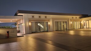 Un edificio moderno con ingresso coperto, una scala e un idrante.