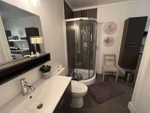 Dusj, hårføner, håndklær og såpe