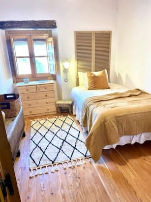 4 bedrooms, desk, iron/ironing board, free WiFi