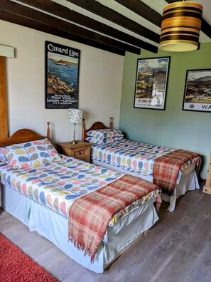 4 bedrooms, WiFi, bed sheets - Meadowside (Nolton, Haverfordwest,)