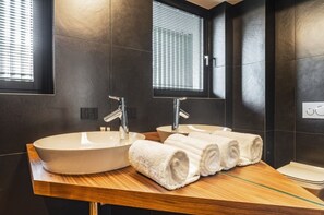 Regadera, secadora de cabello, bidet, toallas 