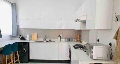 Contemporary 2 bed in Suburbs - 2080