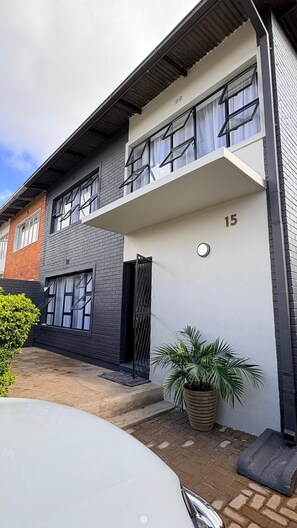 Exterior - Chic Modern House on Neasden - 2085 (Bulawayo)