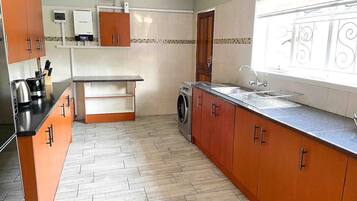 Een koelkast, een magnetron, een oven, een broodrooster