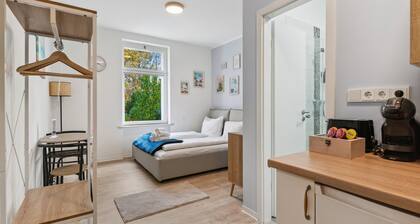 Vorstadtoase für 2 - nähe BER mit Queensize-Bett, Netflix, eigenem Bad & Parken