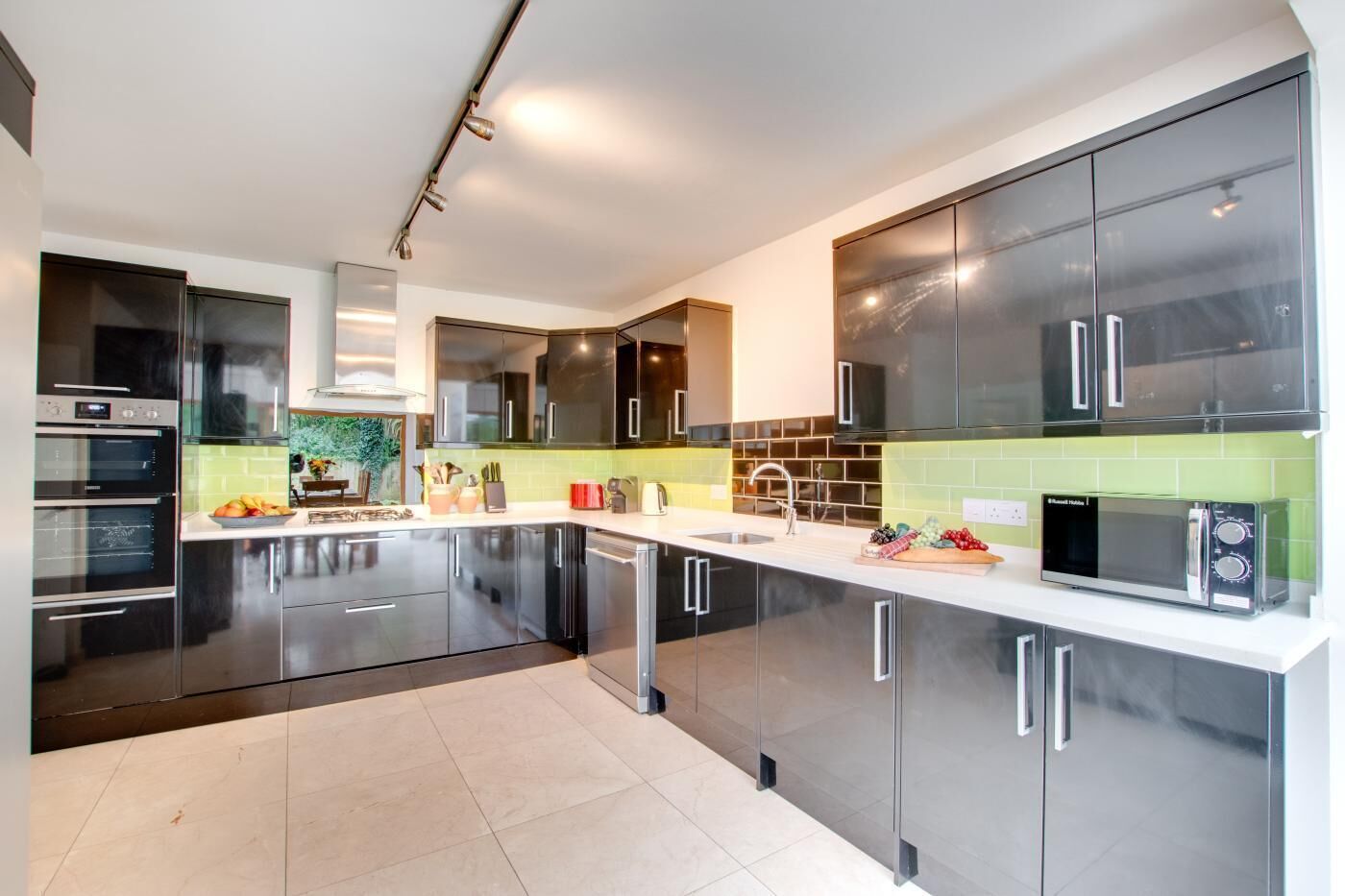 Mikroaaltouuni, uuni, astianpesukone, syöttötuoli