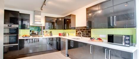 Mikroaaltouuni, uuni, astianpesukone, syöttötuoli