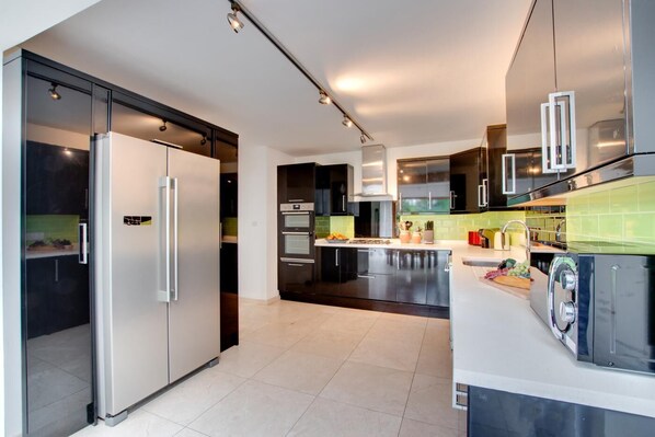 Microwave, oven, dishwasher, high chair - 3 Bed in Braunton (oc-sander) (Braunton)