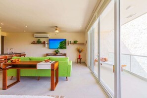 Een smart-tv en een kantoor