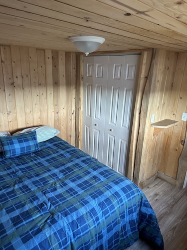 Cedar cabin. Fully equipped. Sleeps 3 comfortably.