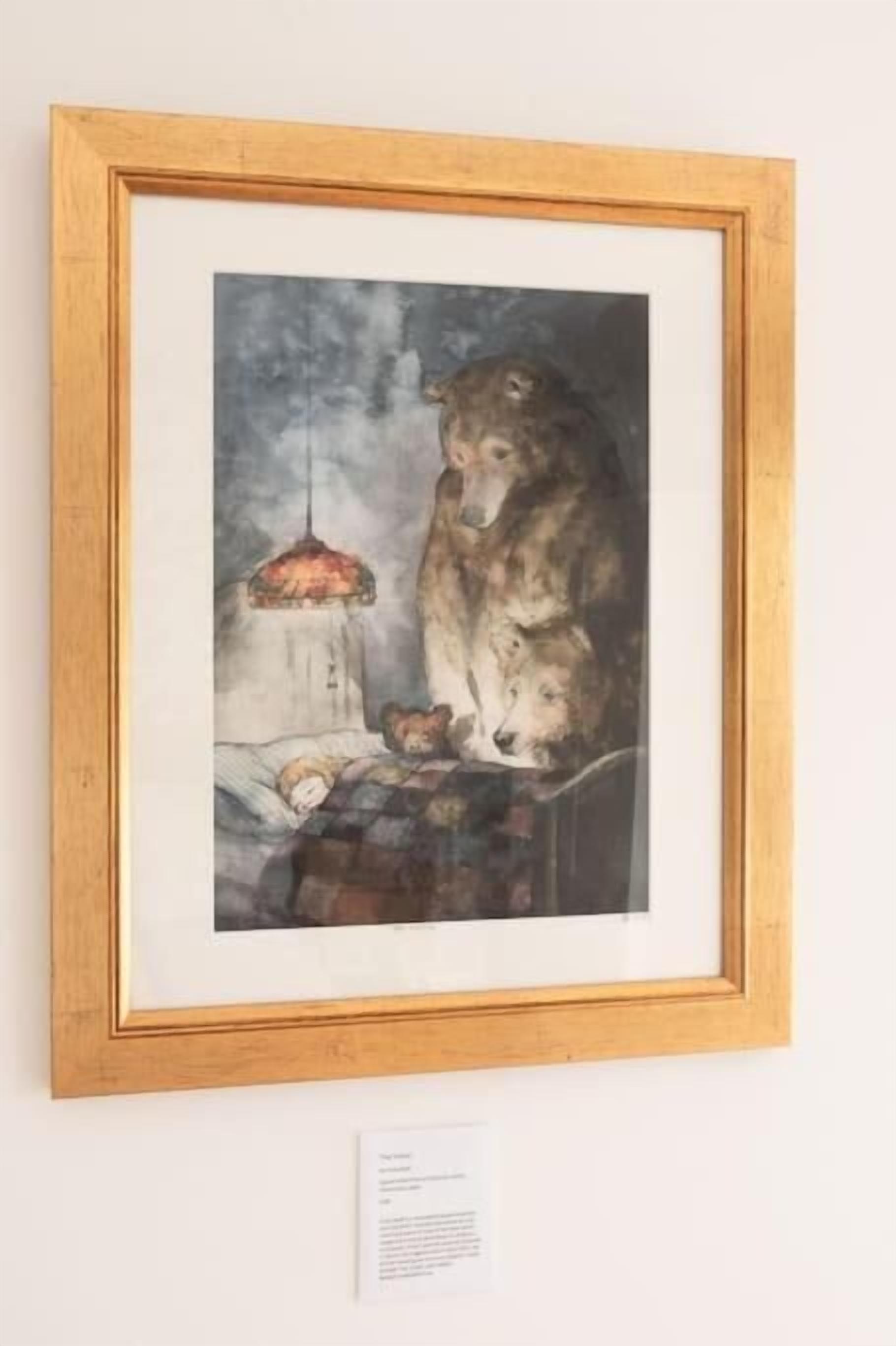 Ein gerahmtes Kunstwerk, das einen Bären und einen Hund auf einem Tisch zeigt, über dem eine Pendelleuchte hängt.