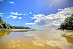 A beach with calm waters, clear skies, and rocky cliffs. - Higher Stancombe Holiday Cottages (Kingsbridge)