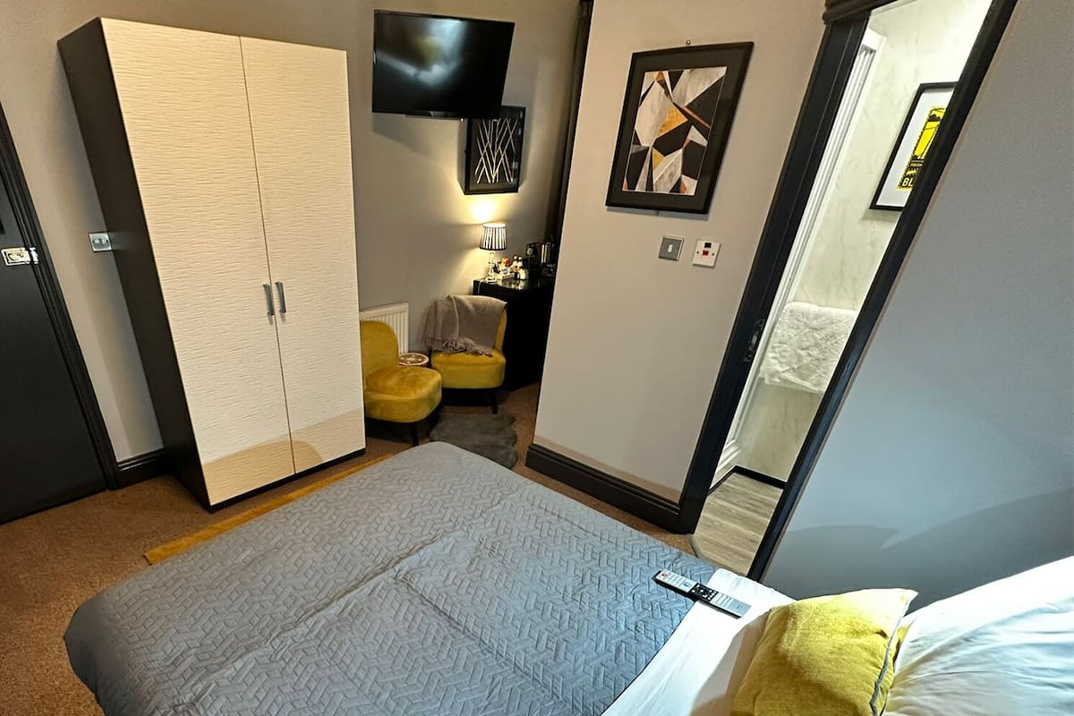 Habitación doble (Room 3) | Cortinas blackout, wifi gratis y ropa de cama
