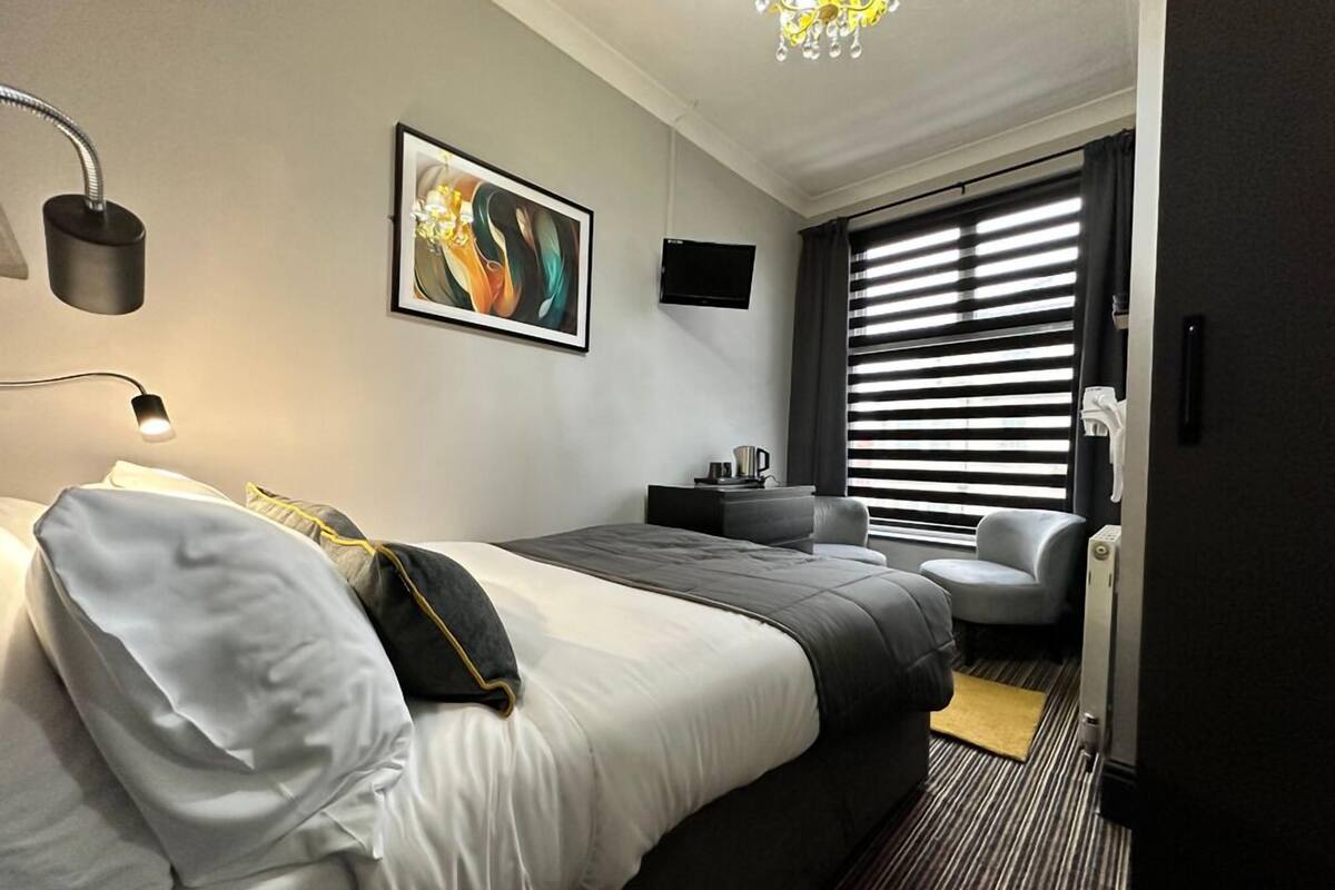 Habitación doble económica (Room 1) | Cortinas blackout, wifi gratis y ropa de cama