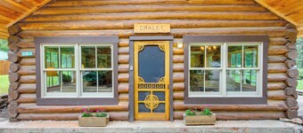 Creekside Silver Gate Getaway w/ Fireplace!