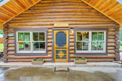 Creekside Silver Gate Getaway w/ Fireplace!