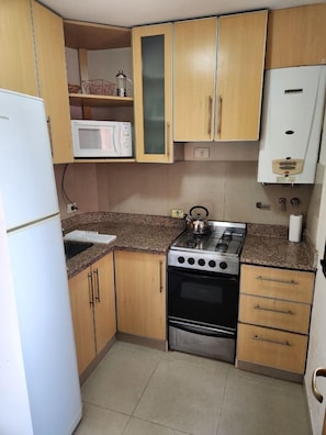 Apartemen Keluarga | Dapur pribadi | Lemari es, microwave, oven, dan penanak nasi