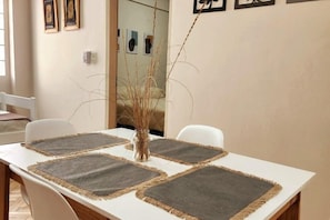 Apartemen Keluarga | Tempat makan