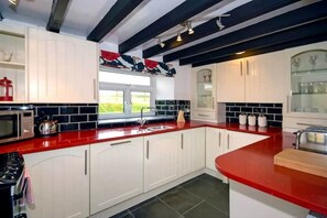 Private kitchen - South Nolton Farmhouse (Nolton, Haverfordwest)