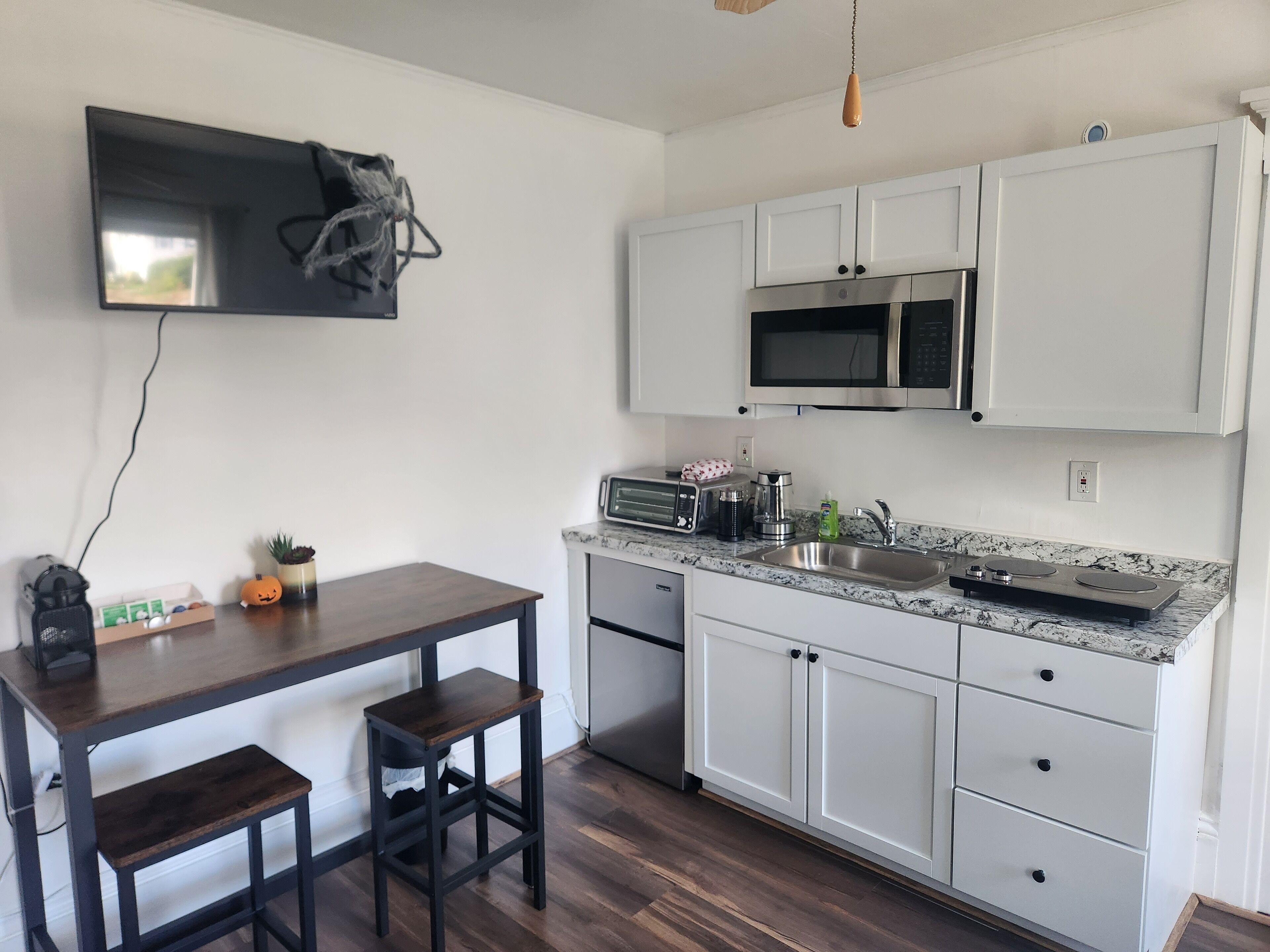 Cozy street view studio apartment with fully equiped kitchenette and queen bed.
