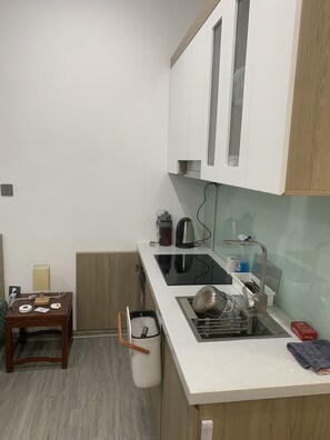 Private kitchen - Chakra Homestay Studio NH-302 (Hà Nội)