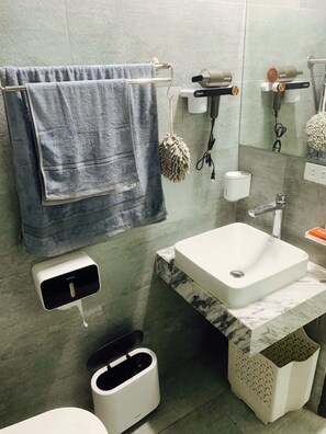 Dusj, hårføner, bidé og håndklær