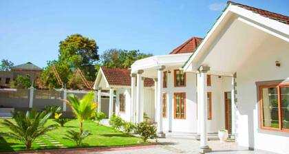 Lika Zifa Luxurious and Spaciuos Holiday Villa close to Beach and Amenities