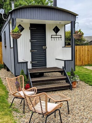 Terrace/patio - Shepherd's Hut - Lomu (Nolton,Haverfordwest)