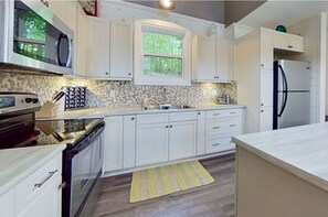 Fridge, oven, dishwasher, coffee/tea maker