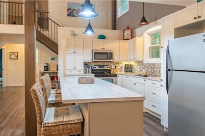 Muskoka Serenity- 4 bedrooms, 2 bathrooms Cottage