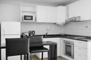 Réfrigérateur, four à micro-ondes, un four, surface de cuisson