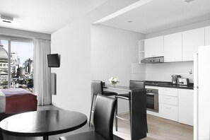 Réfrigérateur, four à micro-ondes, un four, surface de cuisson